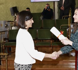 Doña Letizia hace entrega del premio “Fundación Real Academia de Ciencias de España al Joven Talento Científico Femenino” en la categoría 